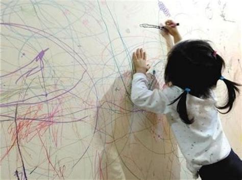 小孩畫牆壁 象牙粉